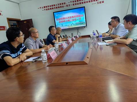 说明:一群人坐在桌子前描述已自动生成